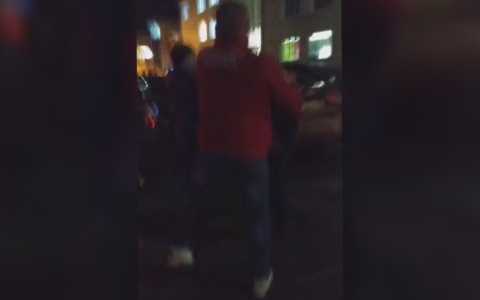 «Бил головой в лоб»: водитель набросился на ярославцев на глазах у ребенка. Видео