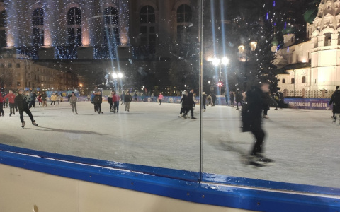 Зимы не было: рассказали, когда закроют каток на Советской