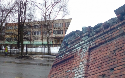 Стена рухнула там, где ходят дети: ярославцы о ЧП в Ярославле