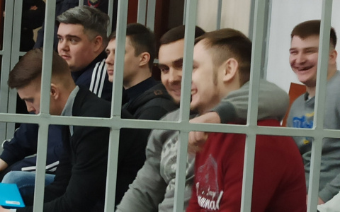 Смеялись и обнимались: начался суд над бывшими ярославскими тюремщиками