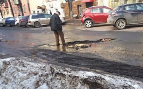 Чтоб не гибли:  старик латает ямы на дорогах Ярославля