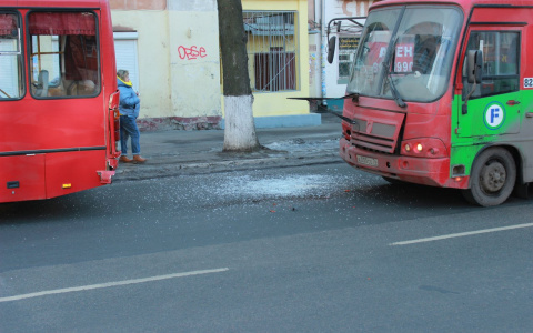 Стекло разлетелось по асфальту: ДТП с двумя маршрутками произошло в Ярославле