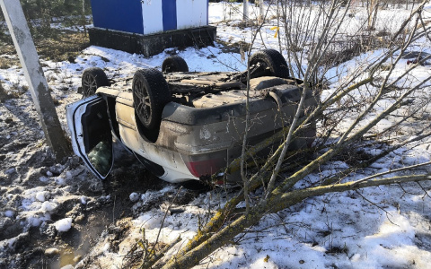 Запуталась в ямах: машина перевернулась на трассе под Ярославлем