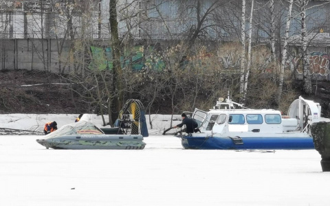 Три малыша на ломанном судне: восемь человек эвакуировали спасатели в Ярославле