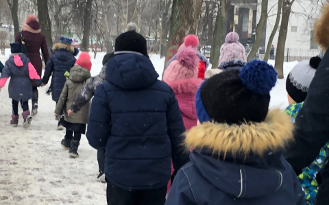 "Нас заставляют ограничивать детей": родители о скандале с директором из-за школьной формы