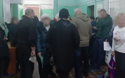 Толпы людей в коридоре: почему пациенты устроили столпотворение в больнице Ярославля