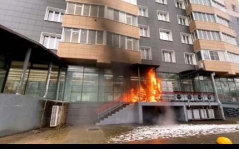 Пожар в новостройке сняли на камеру: очевидцы раскрыли причину ЧП в Брагино