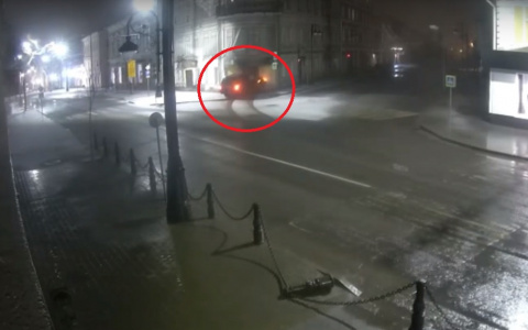 С разгона протаранил здание: люди пострадали в ночном ДТП под Ярославлем. Видео