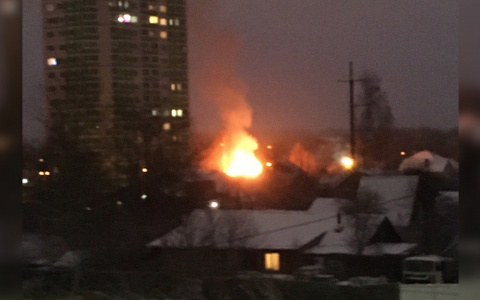 «Хоть беги из дома, все в дыму»: подробности вечернего пожара в Ярославле