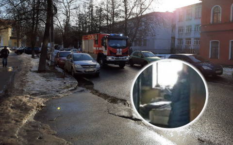 Ринулся за детьми в огонь: пожарный спас семью в Ярославле