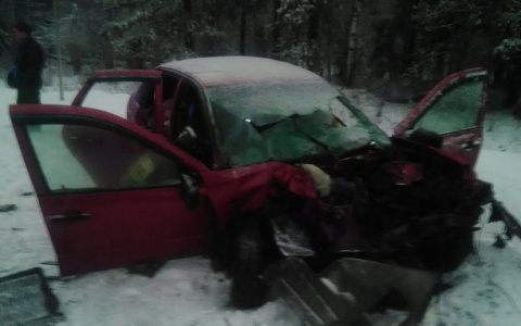 Машину разорвало от удара: легковушка протаранила грузовик под Ярославлем