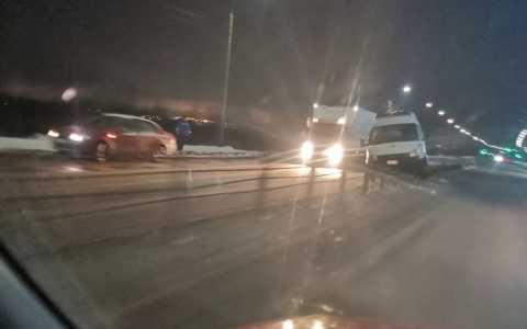 Там была мама с ребенком: скорая влетела в отбойник в Ярославле