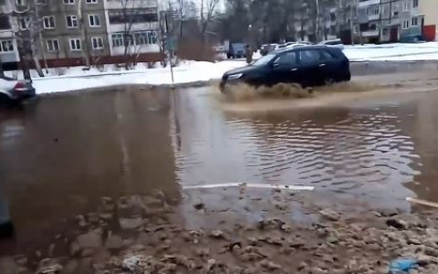Вода пришла за минуты: озвучили причины потопа в Заволжском районе. Видео