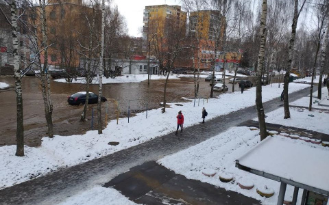 "Вода не уходит, авто тащат на тросах": заволжане о ситуации с потопом в Ярославле