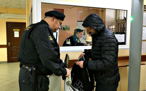 Скандал в деле о пытках в колонии: слушатель с заряженным травматом ломился в зал суда