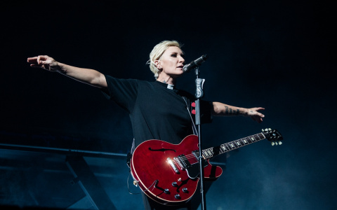 Рыдала и обнимала: Арбенина вызвала из зала сироту из шоу "Ты супер!" на концерте в Ярославле