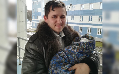 "Я горжусь своими девочками": ярославец принял роды у жены прямо в авто