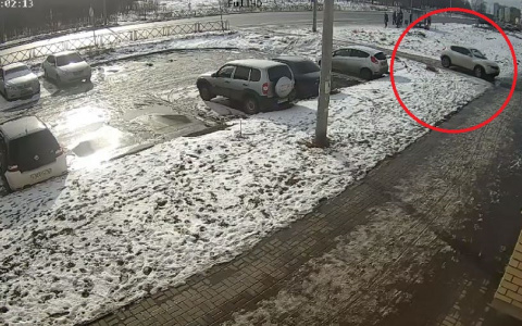 "Милейшая особа на Ниссане": наглая автоледи изводит жителей высотки в Ярославле