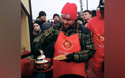 Что он творит: экс- мэр Ярославля "отжег" на Масленице. Видео