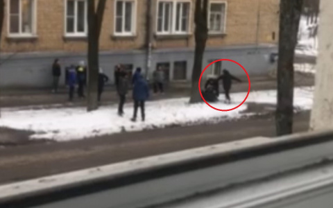 Папу пинали по ребрам: видео драки из-за школьницы, избившей подруг в Ярославле