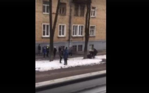 Пинали ногой в голову: видео драки из-за девочки, избившей подруг, ужаснуло ярославцев