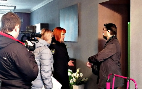 Уходите, вы не хозяин: выселять из квартиры ярославцев пришлось толпой