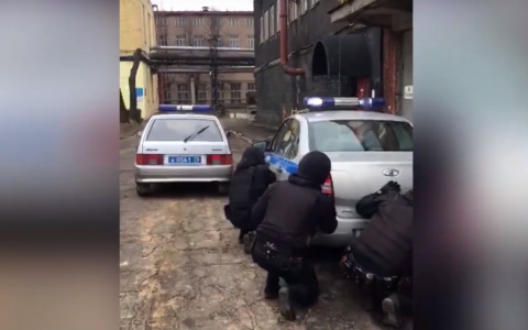 Обезвредили бомбу в машине: видео с учений ярославских силовиков на стратегическом объекте