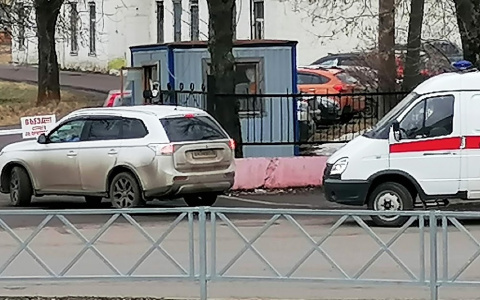 Автохам перегородил путь скорой: подробности скандала у онкобольницы в Ярославле