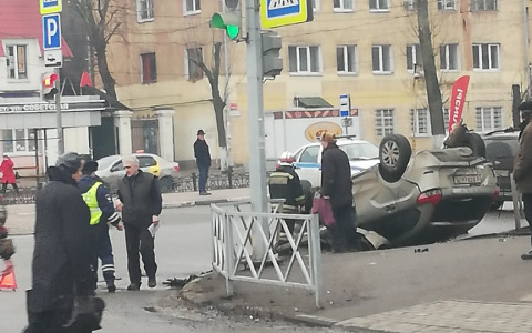 Кричали, зажатые в салоне: в центре перевернутую машину выкинуло на тротуар. Видео