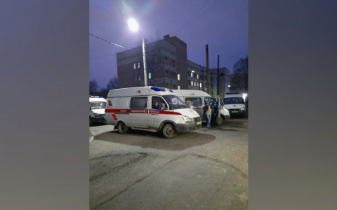 Очередь из скорых у "инфекционки": депздрав о ночном происшествии в больнице Ярославля