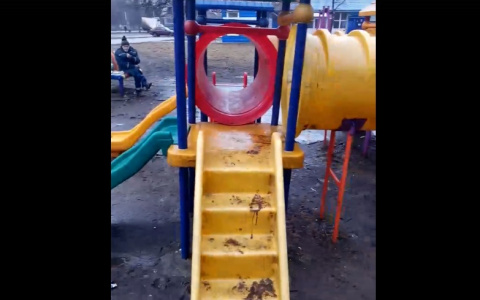 «Издевательство над детьми»: ярославец снял скандальное видео для властей на детской площадке