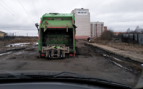 Проезд авто невозможен: в Брагино под землю провалился мусоровоз