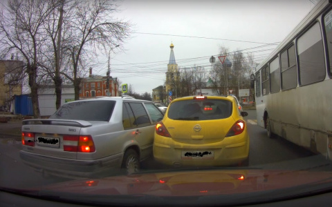 В Ярославле ищут грозу желтых Опелей: треш-видео из самого центра Ярославля