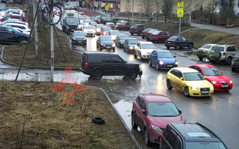 Снес троих и удрал: ярославец устроил массовое ДТП в Дзержинском районе