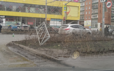 "Водитель сидел в шоке": авто "вылетело" на тротуар в Брагино. Кадры