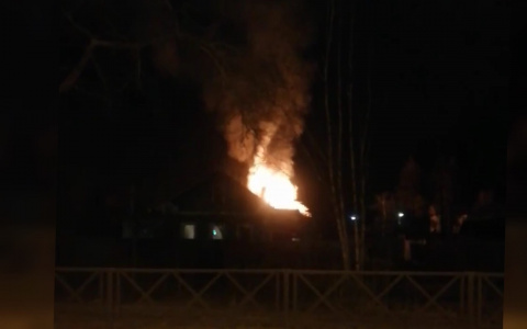 Огненный столб над городом: видео пожара из Ярославля