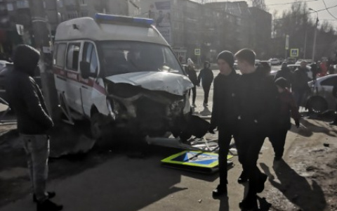 "У врача сломана челюсть": раненые медики спасли пациента после аварии со скорой в Ярославле