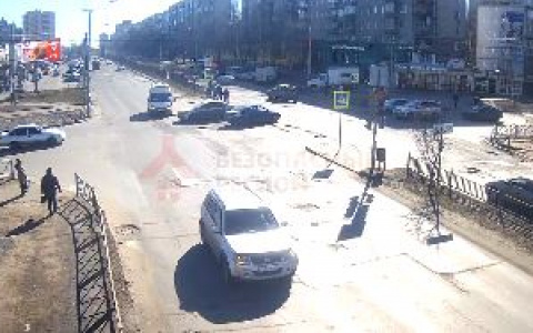Пешеходы бежали в панике: видео ДТП со скорой в Ярославле попало в сеть