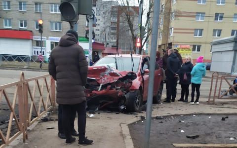 «Летел под сотку и задел женщину»: видео жуткого ДТП в Ярославле