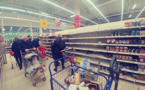 «Не будьте стадом»: в Ярославле высмеивают покупателей, сметающих прилавки из-за паники