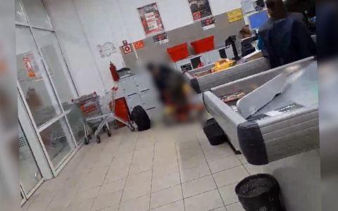 «Тебя надо сажать на цепь»: отец набросился на сына в магазине Ярославля. Видео