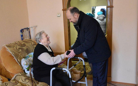 «С переносчиком заразы к ветеранам»: главу Переславля обвинили в том, что он не надел маску