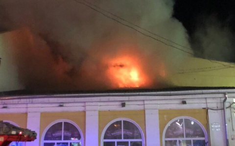 Бежали из баров из-за столба дыма: горит кафе в центре Ярославля