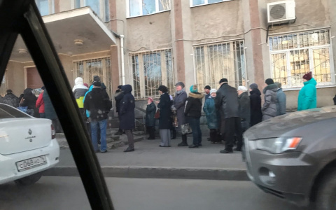 Дикие очереди на улице в Ярославле из-за коронавируса: в какие конторы стоят люди