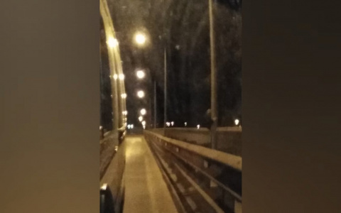 "Стоит за ограждением": о странном мужчине на мосту сообщили ярославцы