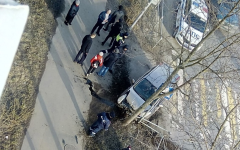 Снес забор детского сада: агрессивный гонщик устроил массовое ДТП у школы под Ярославлем