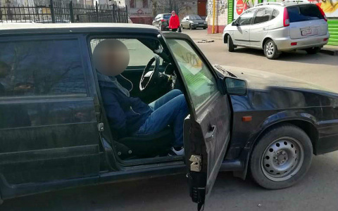 "Услышали звуки возни": в Ярославле приставы поймали угонщика с поличным