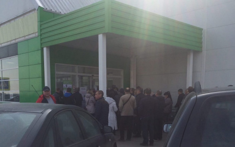 «Их остановит только смерть»: толпа людей окружила ТЦ в Ярославле