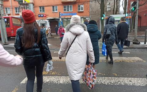 Из-за пандемии зарплату поднимут двум миллионам россиян: кому  и насколько