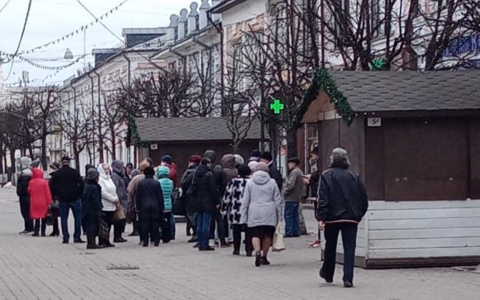Толпа людей в центре города: зачем ярославцы выстроились в очередь на улице Кирова